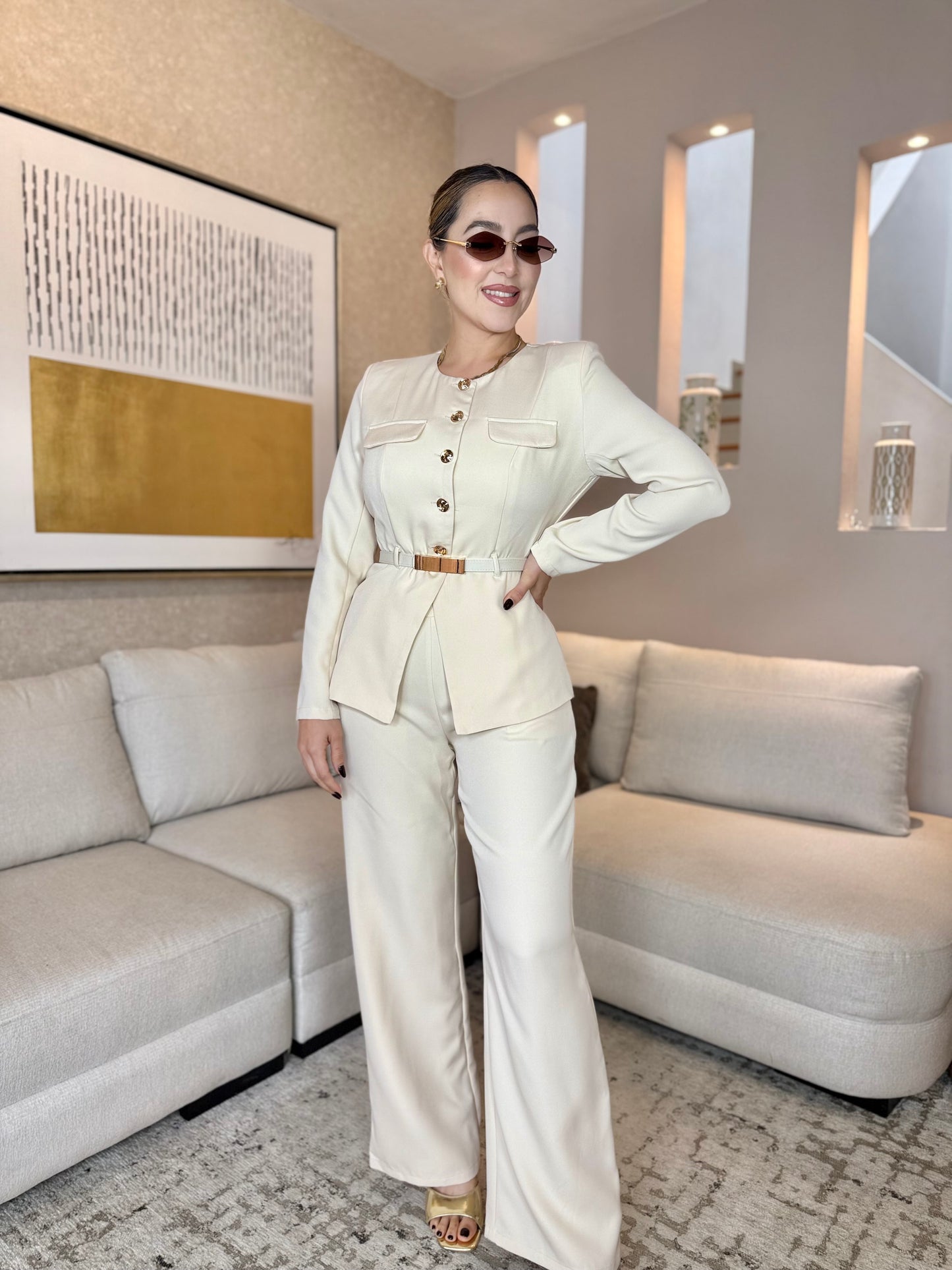 SET BEIGE SACO Y PANTALON BOTONES DORADOS