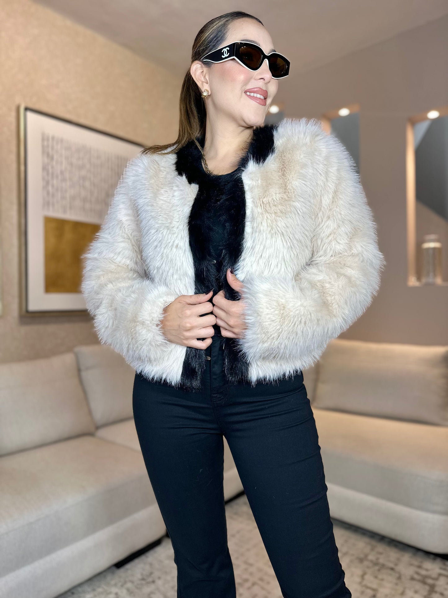 ABRIGO PELUCHE BLANCO CON LINEA NEGRA