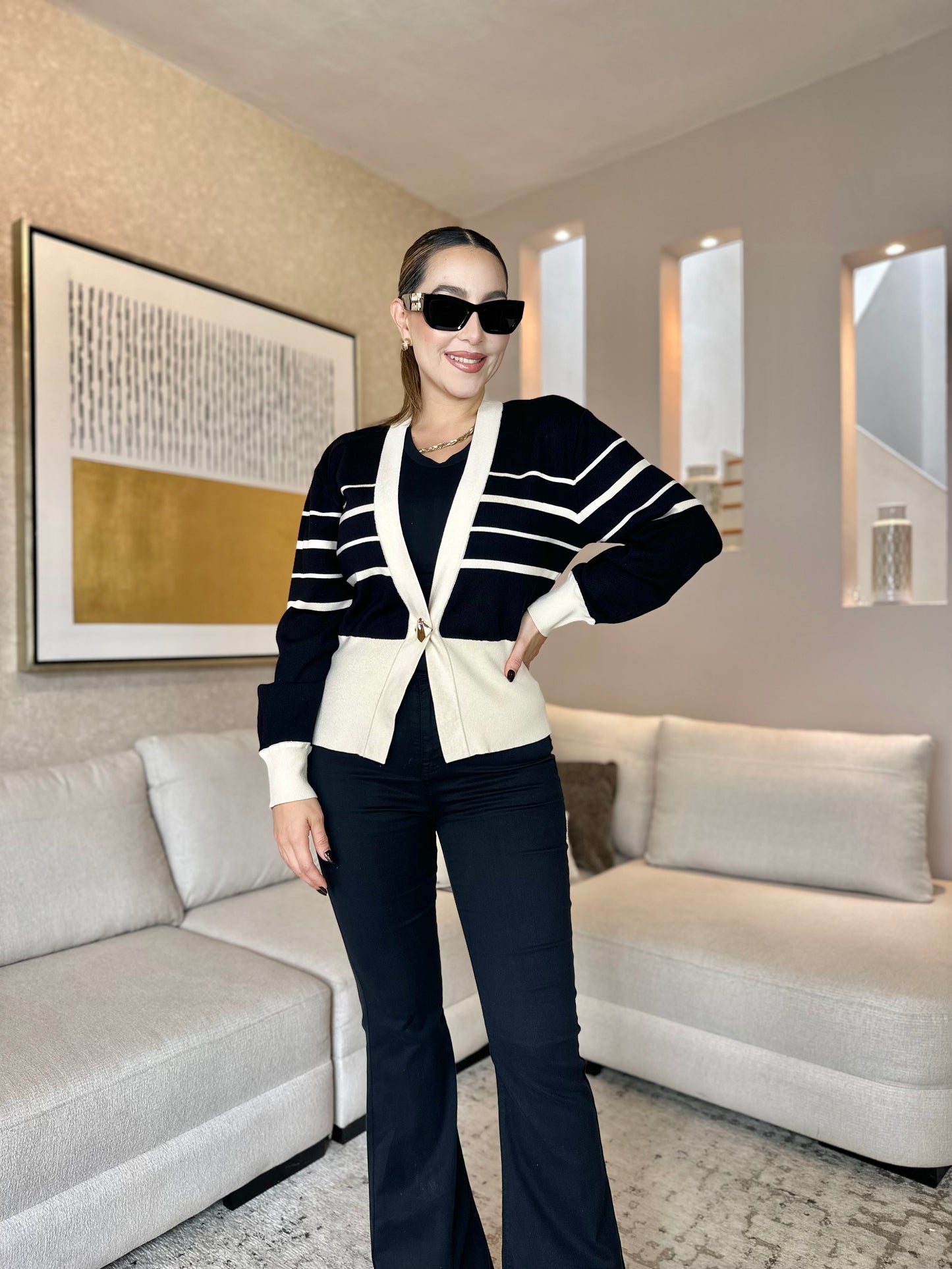 SUETER NEGRO CON BEIGE BOTON DORADO