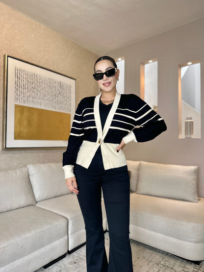 SUETER NEGRO CON BEIGE BOTON DORADO