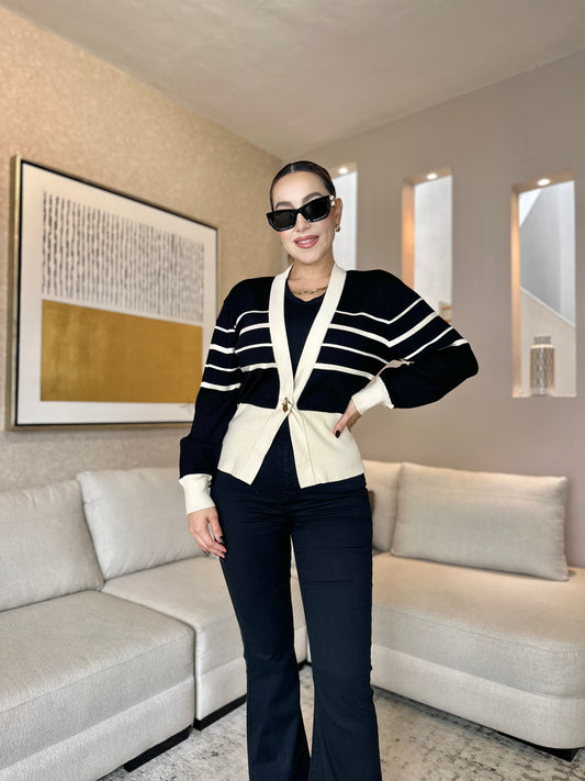 SUETER NEGRO CON BEIGE BOTON DORADO