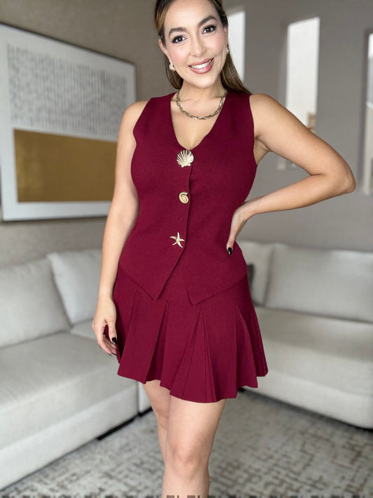 SET CHALECO Y FALDA COLOR VINO, EN TELA DE HILO CON BOTONES BORDADOS EN COLOR DORADO